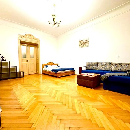 Luxury Apartment Near Rynok Square Лвив Екстериор снимка